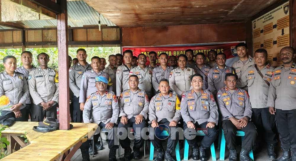 Direktur Binmas Polda Papua Barat Beri Arahan Bhabinkamtibmas Polres Teluk Wondama 3 Direktur Binmas Polda Papua Barat Kombes Pol Hari S. Sembiring memberikan arahan secara tatap muka kepada personel Bhabinkamtibmas