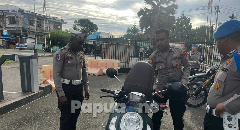 Polda Papua Barat Gelar Pemeriksaan Internal Kendaraan Dinas dan Pribadi Anggota 3 Direktorat Lalu Lintas Polda Papua Barat berduet dengan Bidang Propam melaksanakan kegiatan pemeriksaan internal terhadap kendaraan dinas