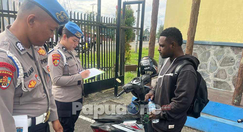 Polda Papua Barat Gelar Pemeriksaan Internal Kendaraan Dinas dan Pribadi Anggota 2 Direktorat Lalu Lintas Polda Papua Barat berduet dengan Bidang Propam melaksanakan kegiatan pemeriksaan internal terhadap kendaraan dinas