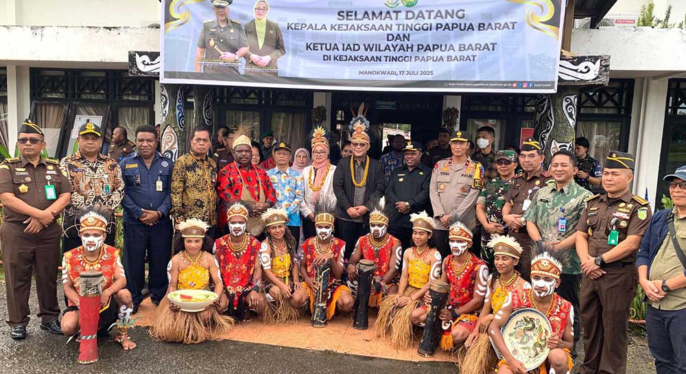 Kepala Kejaksaan Tinggi Papua Barat Tiba di Manokwari Disambut Wakapolda Papua Barat 3 Sebagai bentuk sinergitas dan soliditas antar-lembaga penegak hukum di wilayah Papua Barat. Kedatangan Kepala Kejaksaan Tinggi Papua Barat,