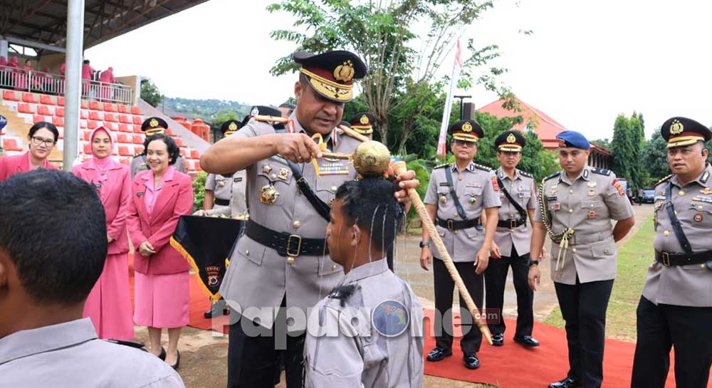 Kapolda Papua Tengah Brigjen Pol Alfred Papare, S.I.K. selaku Inspektur Upacara membuka Upacara Pembukaan Pendidikan Pembentukan