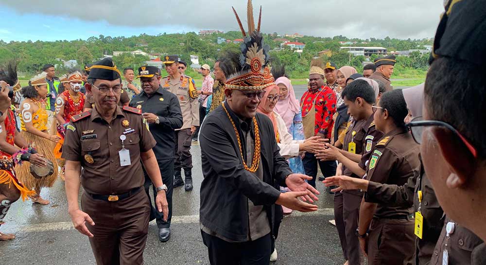 Kepala Kejaksaan Tinggi Papua Barat Tiba di Manokwari Disambut Wakapolda Papua Barat 2 Sebagai bentuk sinergitas dan soliditas antar-lembaga penegak hukum di wilayah Papua Barat. Kedatangan Kepala Kejaksaan Tinggi Papua Barat,
