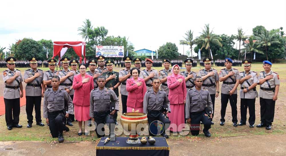 Kapolda Papua Tengah Brigjen Pol Alfred Papare, S.I.K. selaku Inspektur Upacara membuka Upacara Pembukaan Pendidikan Pembentukan