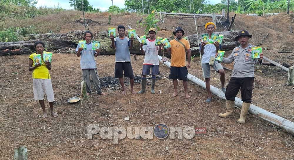 Kapolres Teluk Bintuni AKBP Hari Susanto menyalurkan bantuan bibit jagung kepada kelompok tani di Distrik Sumuri, Kabupaten Teluk Bintuni.
