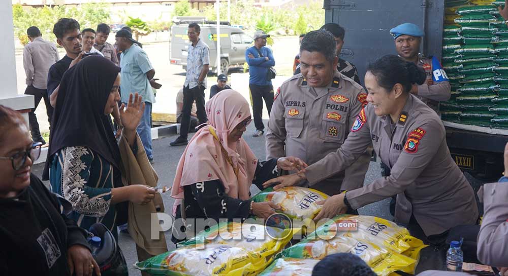 Wakapolda Papua Barat Brigjen Pol Drs. Yosi Muhamartha membuka Gerakan Pangan Murah (GPM) secara serentak di wilayah Polda Papua Barat