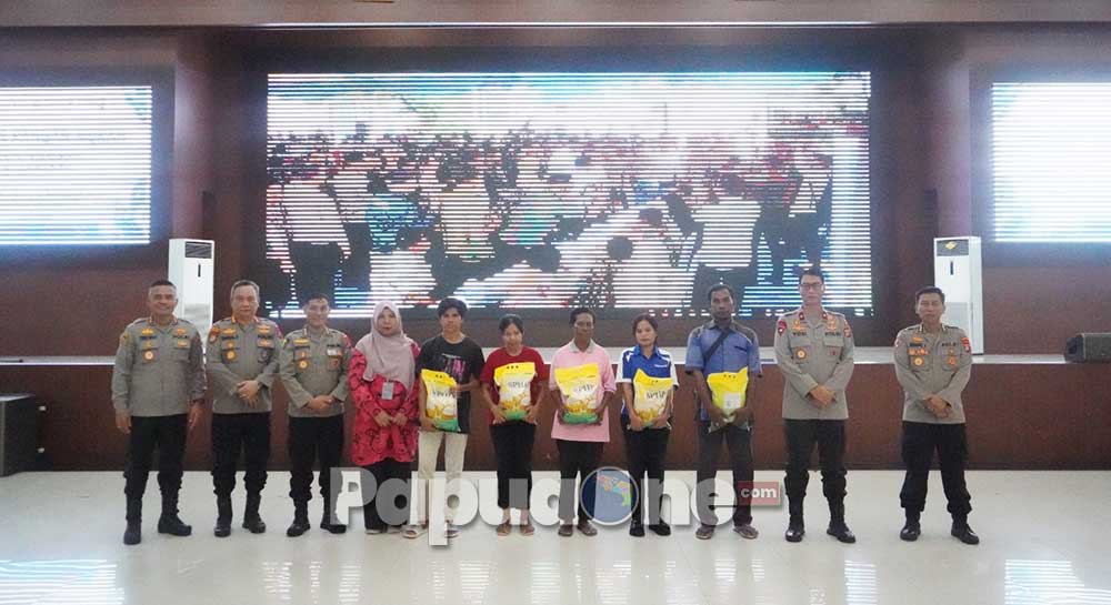 Wakapolda Papua Barat Brigjen Pol Drs. Yosi Muhamartha membuka Gerakan Pangan Murah (GPM) secara serentak di wilayah Polda Papua Barat
