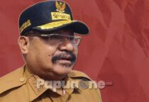 Gubernur Papua Pegunungan Sebut Tetangga Sebelah Makan Daging Babi Gemuk, Kami di Sini Makan Daging Babi Hutan 3 Menemani Mendagri, Wamendagri dan Menteri PKP saat kunjungan kerja di Wamena, pada Selasa. Gubernur Papua Pegunungan, Jhon Tabo