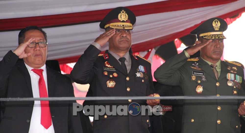 Brigjen Pol Alfred Papare : Kita Tidak Boleh Melupakan Sejarah dan Pengorbanan Para Pahlawan Demi Indonesia Merdeka 2 Dalam kesempatan ini Kapolda Papua Tengah Brigjen Pol Alfred Papare menyampaikan penghormatan dan rasa bangganya terhadap perjuangan