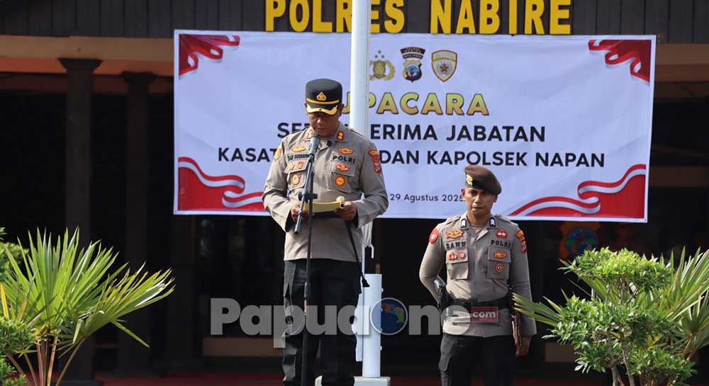 Sertijab Kasatreskrim Polres Nabire dan Kapolsek Napan, Kapolres Apresiasi Pejabat Lama 2 Kapolres Nabire AKBP Samuel D. Tatiratu memimpin Sertijab Kasatreskrim dan Kapolsek Napan, di lapangan apel Polres Nabire, pada Jumat.