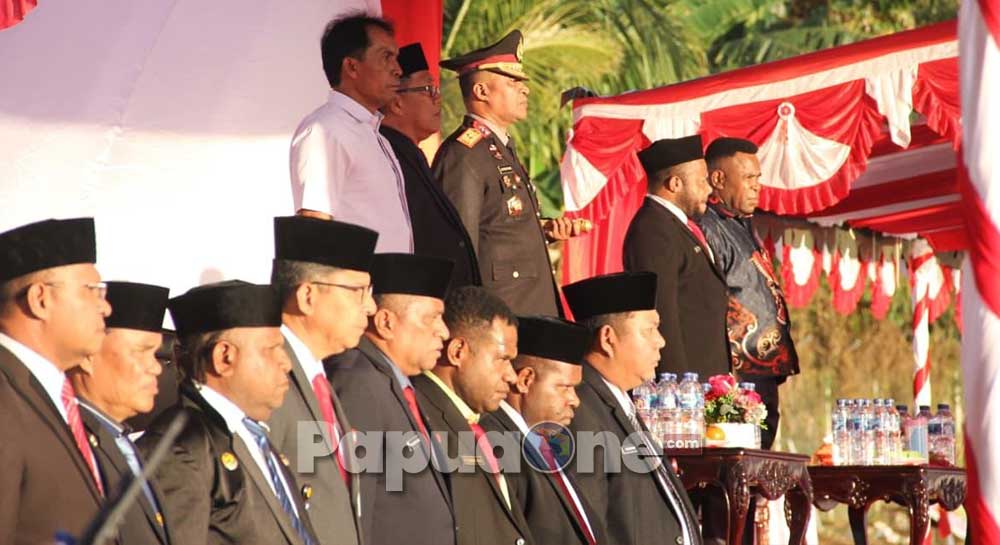 Gubernur Papua Tengah Meki Nawipa Lepas Pawai Obor Sambut HUT RI ke-80 Tahun 2 Gubernur Papua Tengah Meki Nawipa melepas pawai obor atau Taptu menyambut peringatan Hari Ulang Tahun (HUT) ke-80 Proklamasi