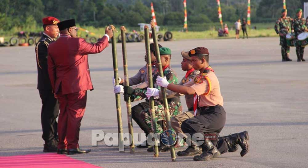 Gubernur Papua Tengah Meki Nawipa Lepas Pawai Obor Sambut HUT RI ke-80 Tahun 3 Gubernur Papua Tengah Meki Nawipa melepas pawai obor atau Taptu menyambut peringatan Hari Ulang Tahun (HUT) ke-80 Proklamasi