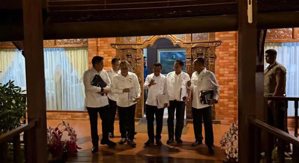 Sejumlah menteri Kabinet Merah Putih nampak terlihat hadir dalam rapat terbatas di kediaman pribadi Presiden Prabowo Subianto di Hambalang