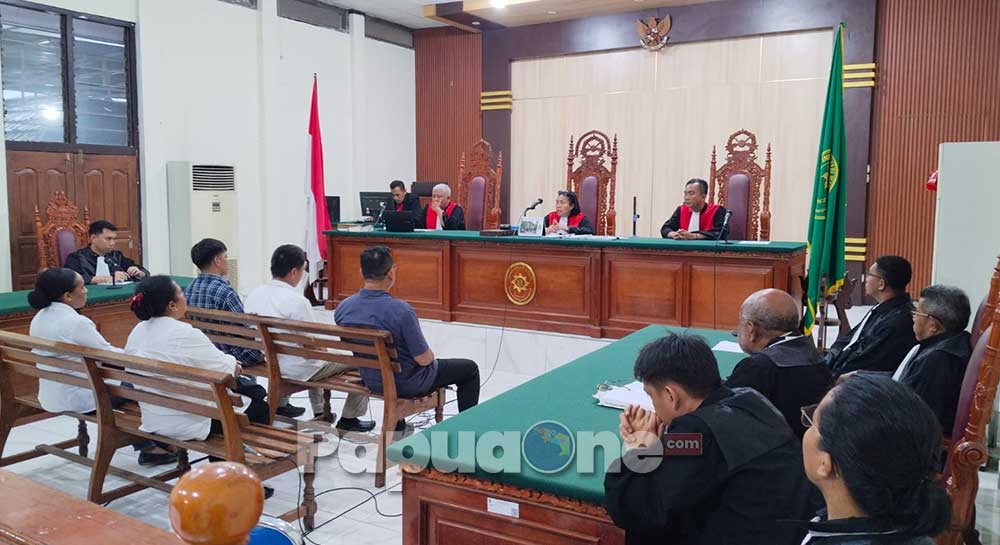 Yan Christian Warinussy sebagai Advokat dan Pembela Hak Asasi Manusia (Human Rights Defender/HRD) serta sebagai Kuasa Hukum Terdakwa
