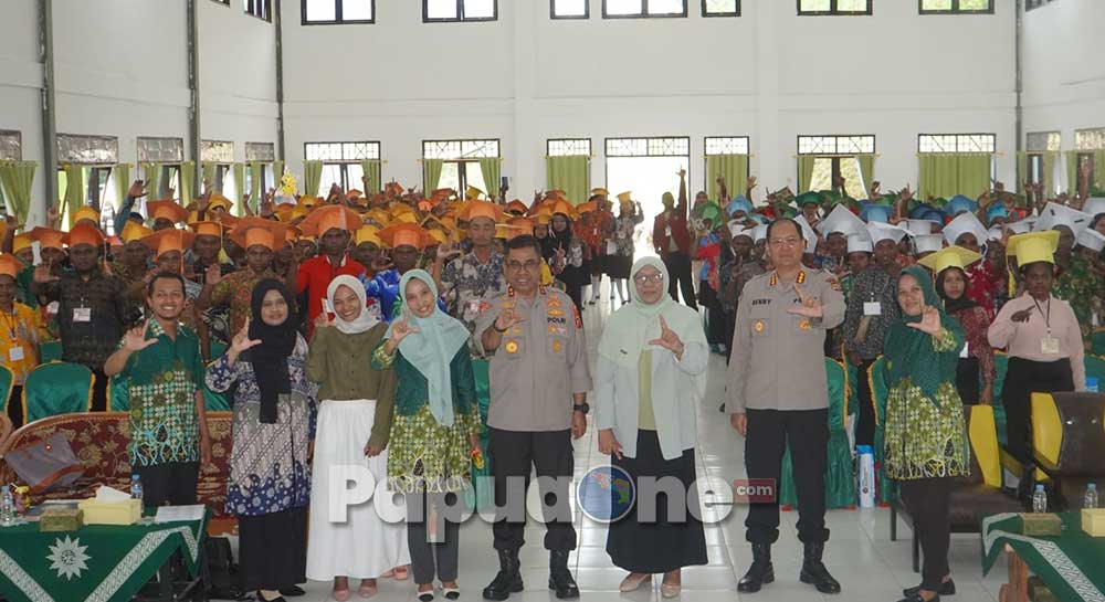 Kapolda Papua Barat Irjen Pol. Johnny Eddizon Isir keynote speaker motivasi mahasiswa baru (PETAMABA) Universitas Muhammadiyah.