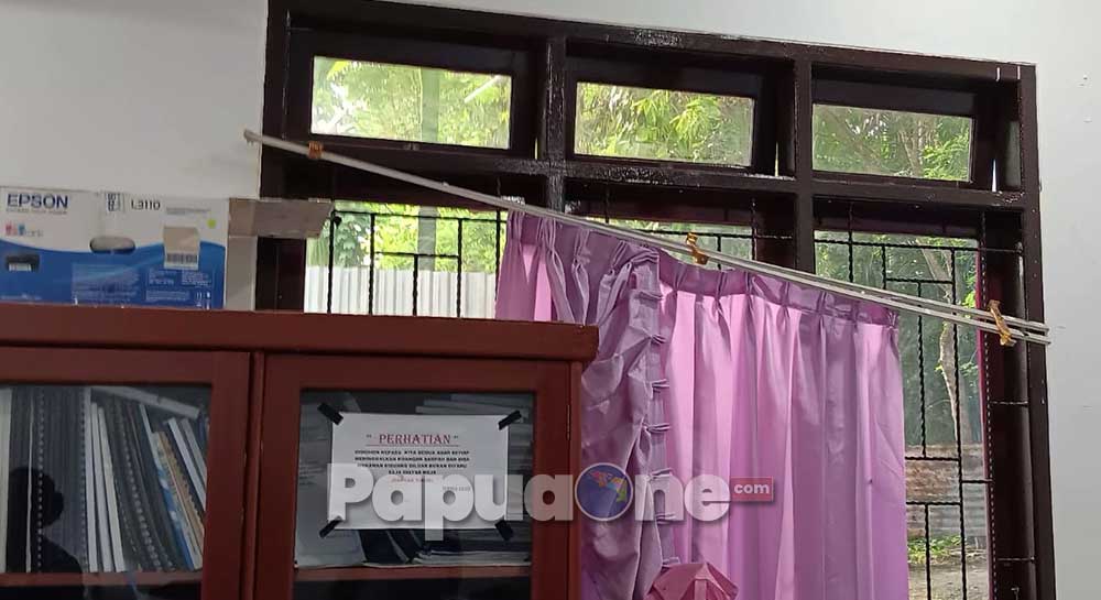 Yan Christian Warinussy sebagai Penatua Gereja Kristen Injili (GKI) di Tanah Papua dan selaku Anggota Badan Pekerja Klasis Manokwari,