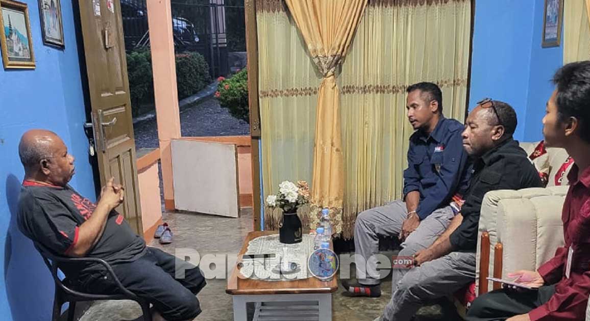 Ketua Komnas HAM Papua Temui Direktur Eksekutif LP3BH Manokwari Bahas Dugaan Pelanggaran Hak Warga Negara 4 Tersangka Perkara Makar 2 Ketua Komnas HAM Papua Frits Ramandey, bersama Tim Komnas HAM dari Perwakilan Provinsi menemui Direktur Eksekutif LP3BH Manokwari.