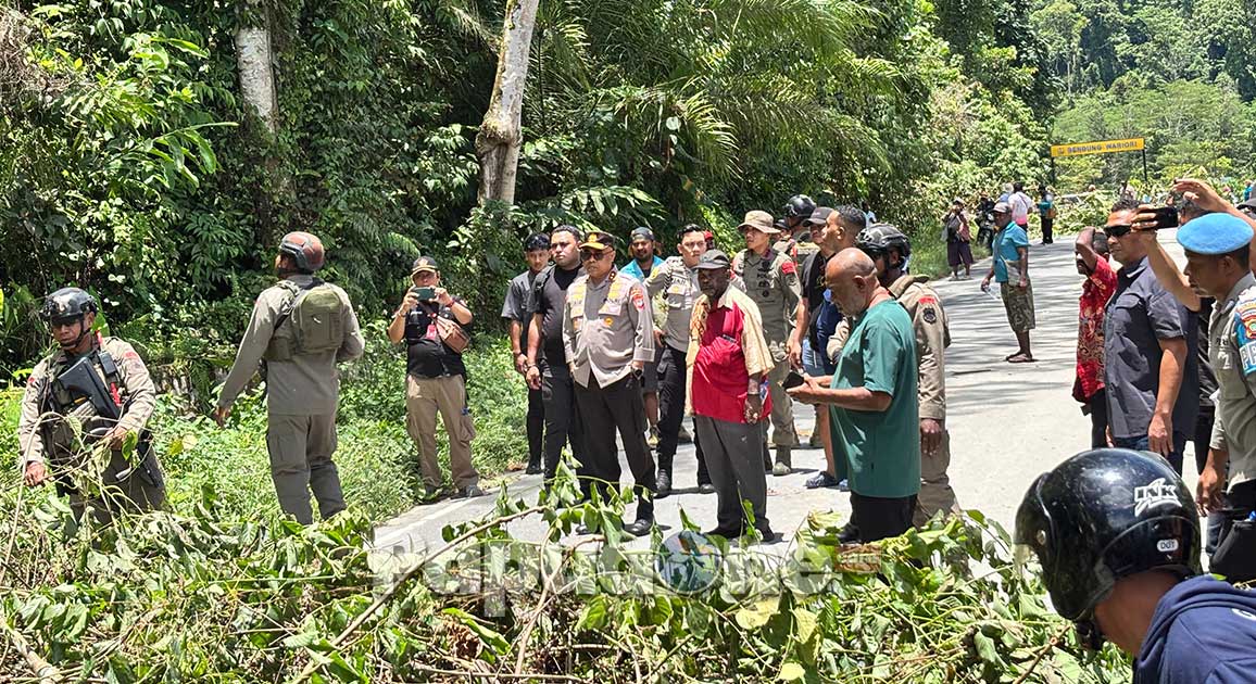 Kapolda Papua Barat Irjen Pol Johnny Eddizon Isir harus terjun kelapangan gegara adanya penolakan terhadap rencana penegakan hukum
