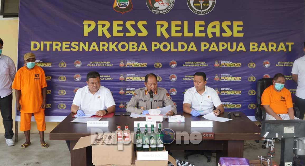 Gudang penyimpanan sekaligus tempat produksi minuman keras palsu jenis Anggur API dan Vodka Robinson berhasil dibongkar aparat kepolisian