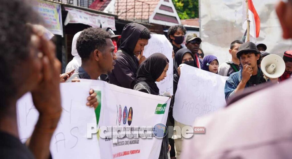 Tak ingin wilayahnya ikut merasakan kerusuhan akibat aksi demonstrasi. Wakapolda Papua Barat, Brigjen Pol. Drs. Yosi Muhamartha, turun.