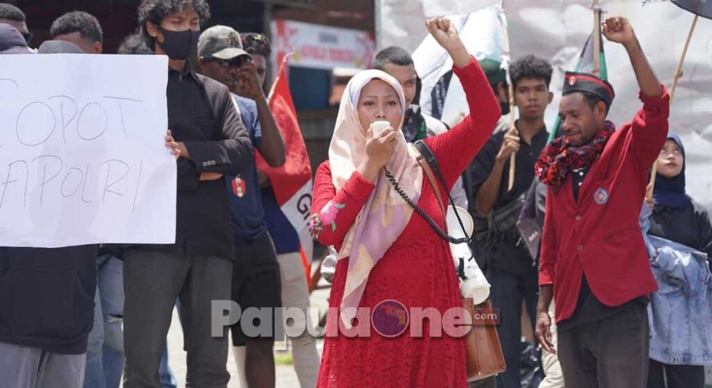 Tak ingin wilayahnya ikut merasakan kerusuhan akibat aksi demonstrasi. Wakapolda Papua Barat, Brigjen Pol. Drs. Yosi Muhamartha, turun.