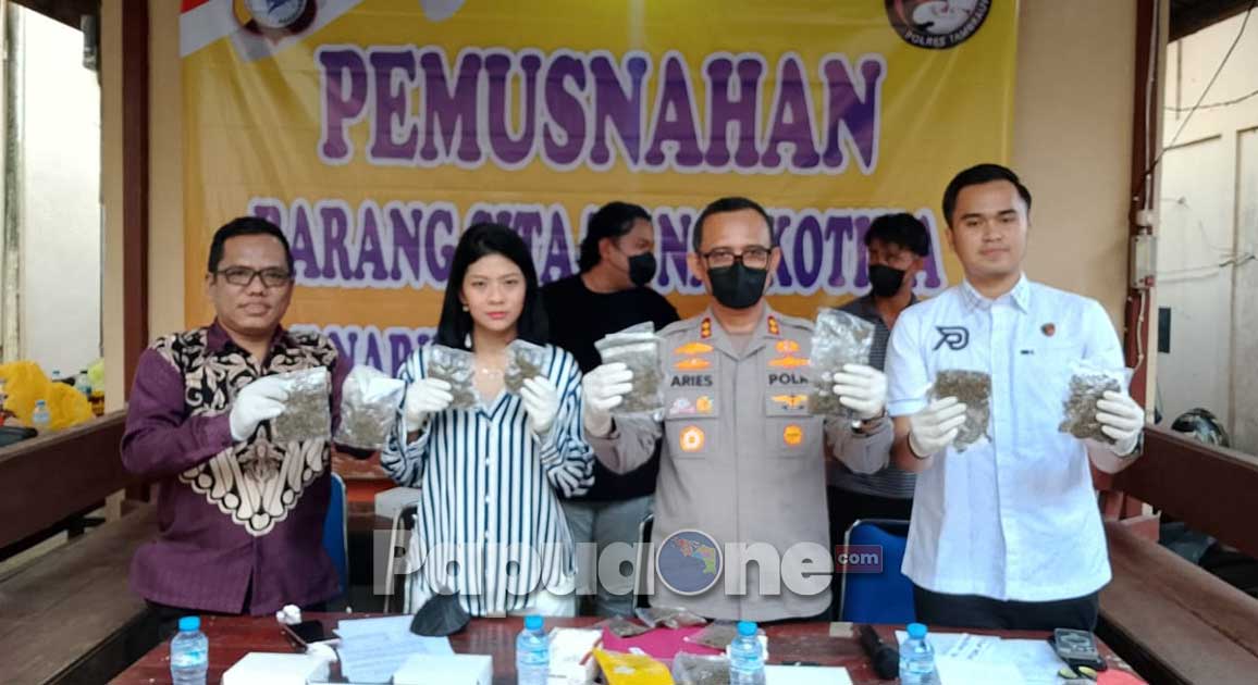 Kapolres Tambrauw, AKBP Aries Dwi Cahyanto memaparkan pencapaian Satuan Reserse Narkoba (Satresnarkoba) Polres Tambrauw yang baru
