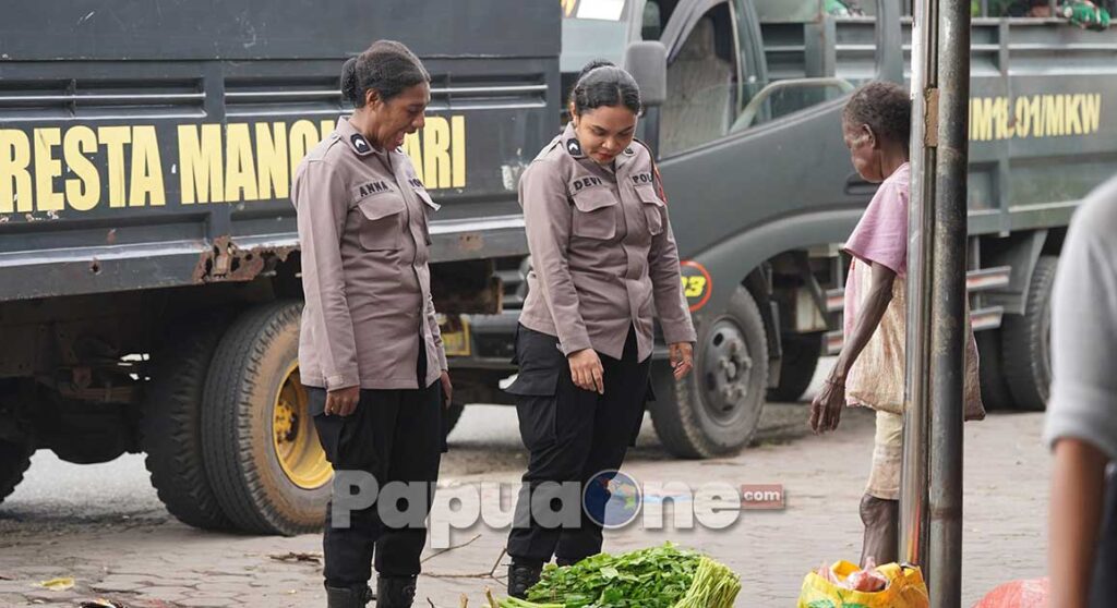 Jajaran anggota Polresta Manokwari menggelar patroli gabungan skala besar menjaga situasi keamanan dan ketertiban masyarakat (kamtibmas)