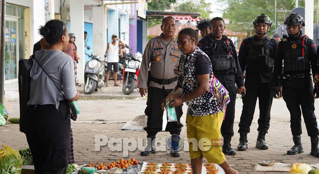 Jajaran anggota Polresta Manokwari menggelar patroli gabungan skala besar menjaga situasi keamanan dan ketertiban masyarakat (kamtibmas)