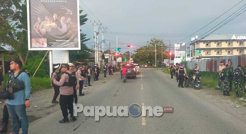 Razia aparat gabungan Polri, TNI, Satpol PP, dan mitra Senkom di depan kantor DPRD Kabupaten Nabire