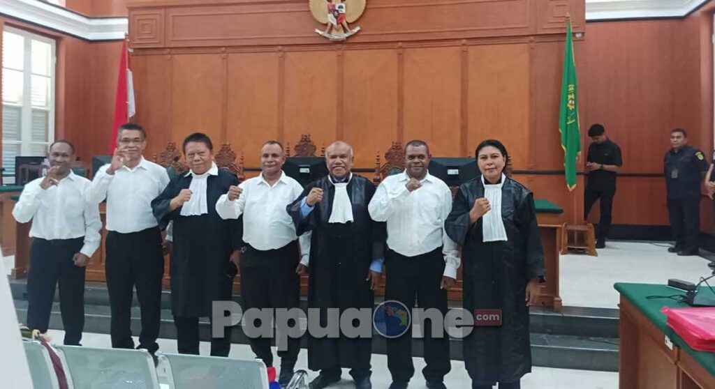 Sidang Lanjutan Perkara Dugaan Makar, Para Terdakwa Bantah Permufakatan Jahat 2 Sidang lanjutan perkara dugaan makar terhadap terdakwa Abraham Goram Gaman, Piter Robaha, Nikson May dan Maksi Sangkek dilaksanakan