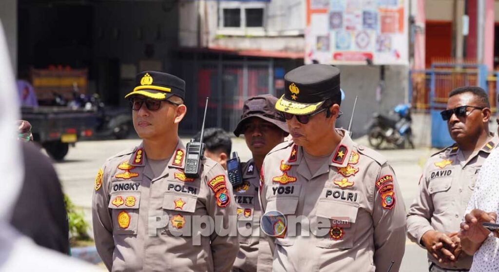 Tak ingin wilayahnya ikut merasakan kerusuhan akibat aksi demonstrasi. Wakapolda Papua Barat, Brigjen Pol. Drs. Yosi Muhamartha, turun.